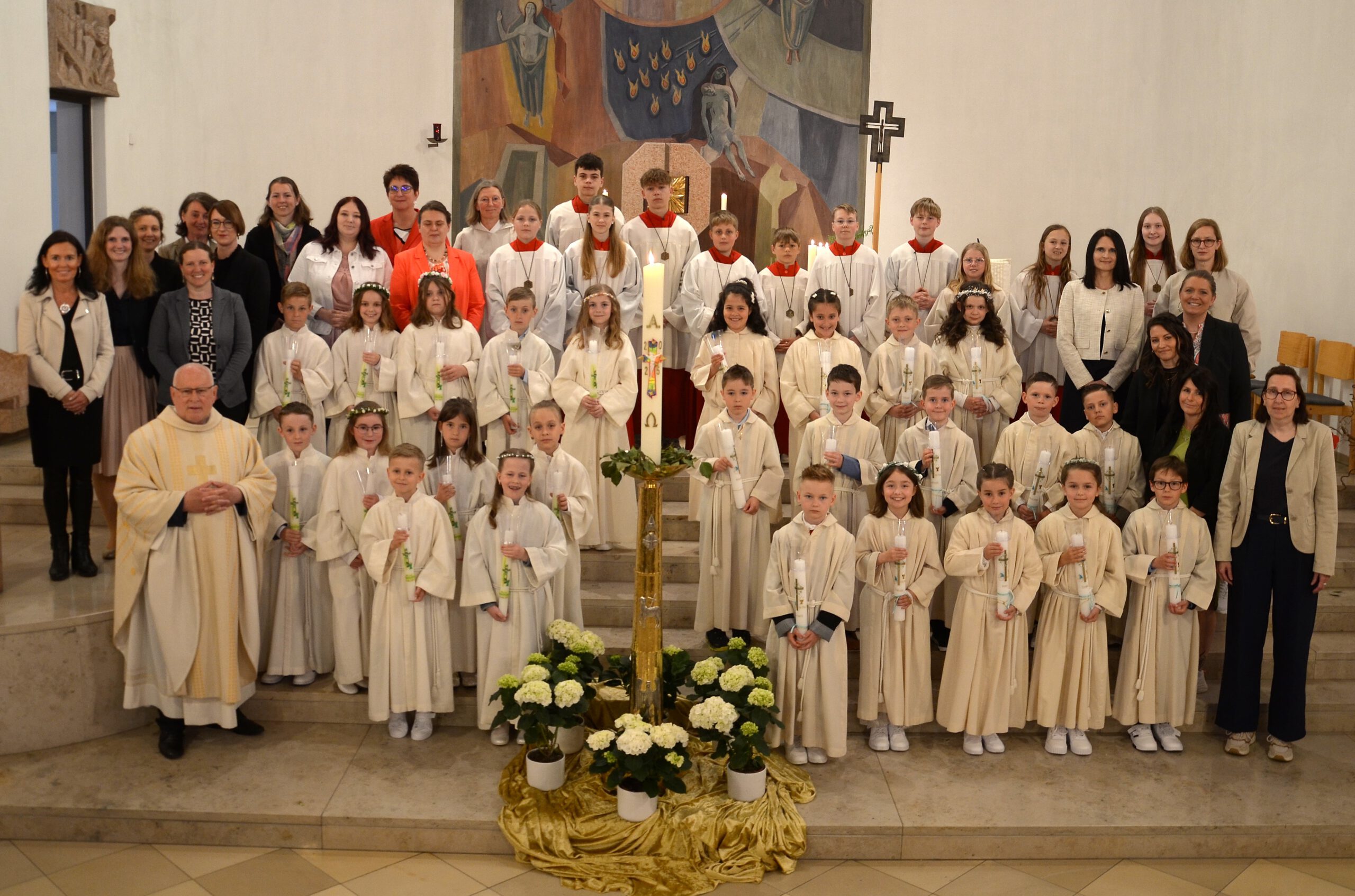 Stadtpfarrer Dr. Kazimierz Pajor zusammen mit den Kommunionkindern, den Katechetinnen, dem anwesendem Lehrerkollegium der beiden Grundschulen und den liturgischen Helfern.
